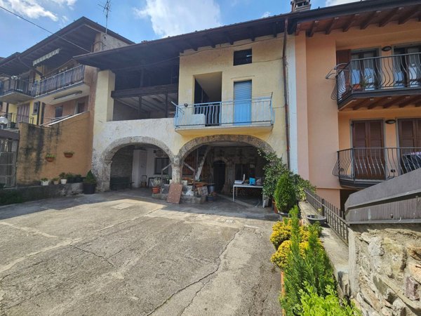 casa indipendente in vendita a Clusone in zona Fiorine