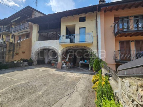 casa indipendente in vendita a Clusone in zona Fiorine
