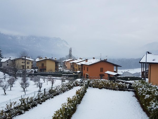 casa indipendente in vendita a Clusone in zona Fiorine