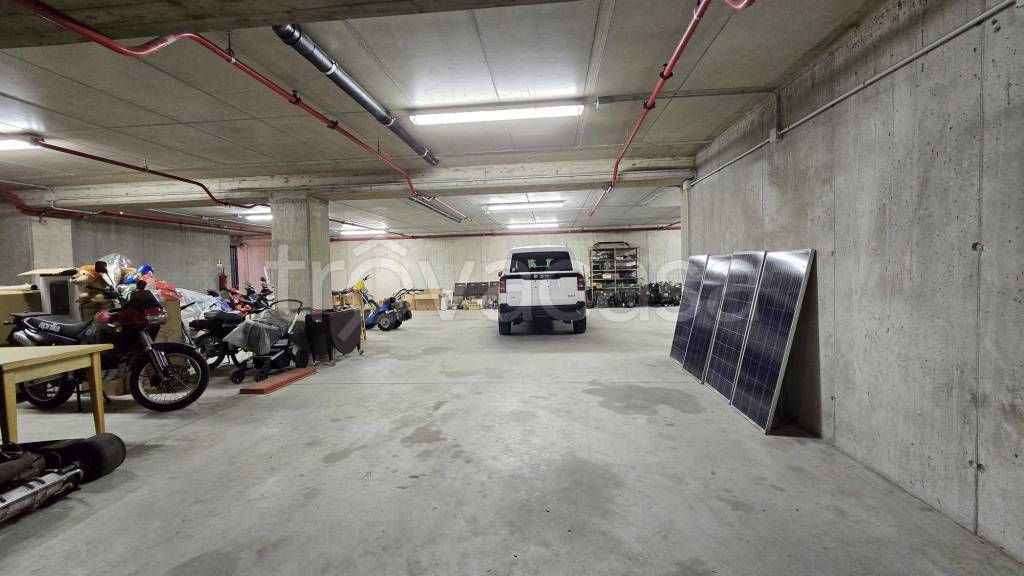 locale commerciale in vendita a Clusone in zona Fiorine