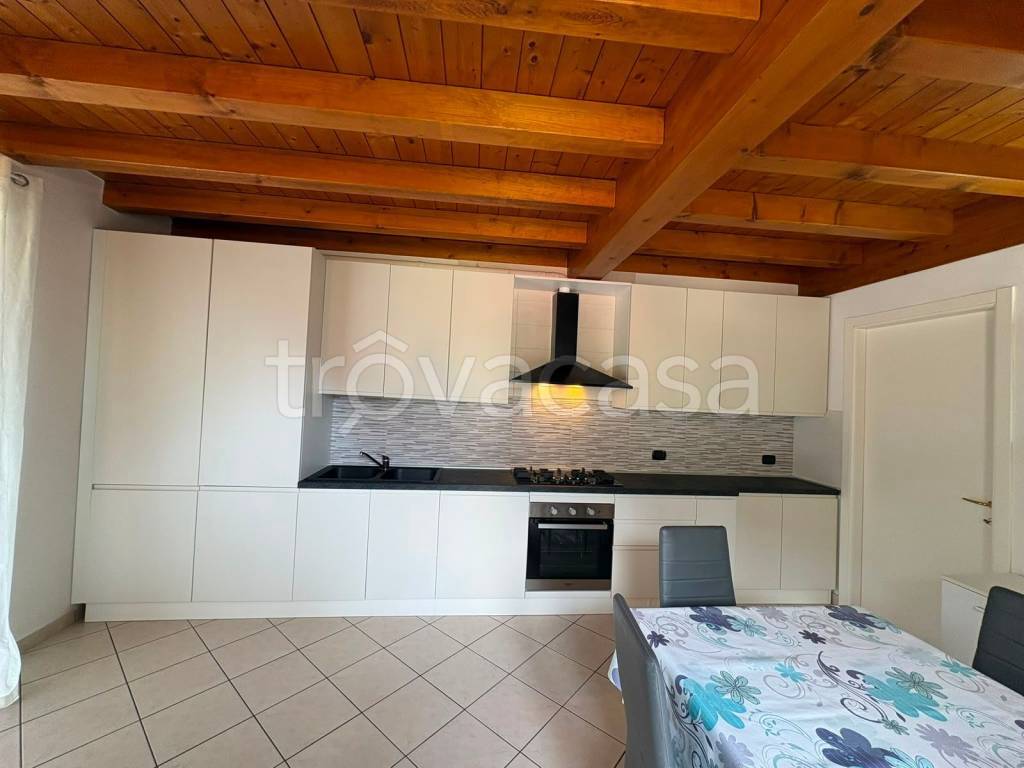 appartamento in vendita a Clusone in zona Fiorine