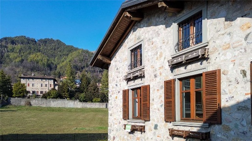 appartamento in vendita a Clusone in zona Fiorine