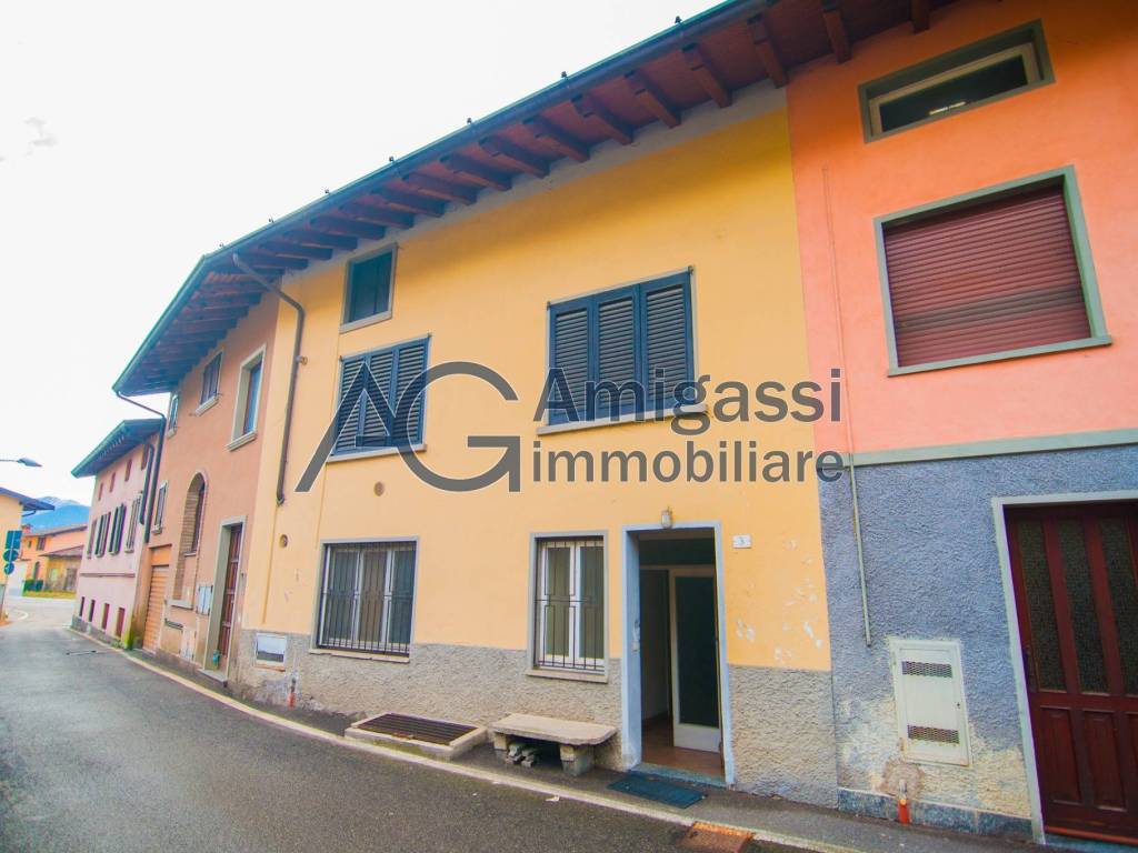 casa indipendente in vendita a Clusone in zona Fiorine