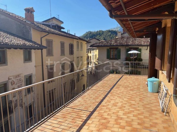 appartamento in vendita a Clusone in zona Fiorine