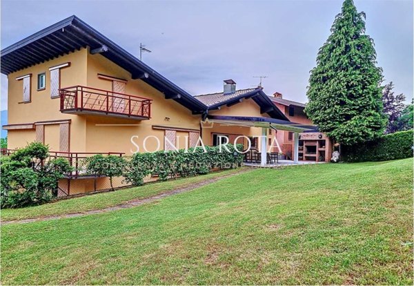 casa indipendente in vendita a Clusone in zona Fiorine