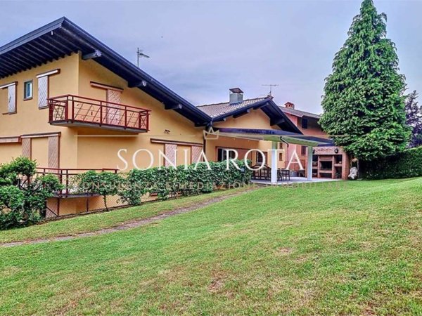 casa indipendente in vendita a Clusone in zona Fiorine