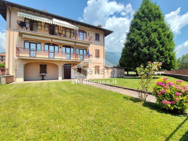 appartamento in vendita a Clusone in zona Fiorine