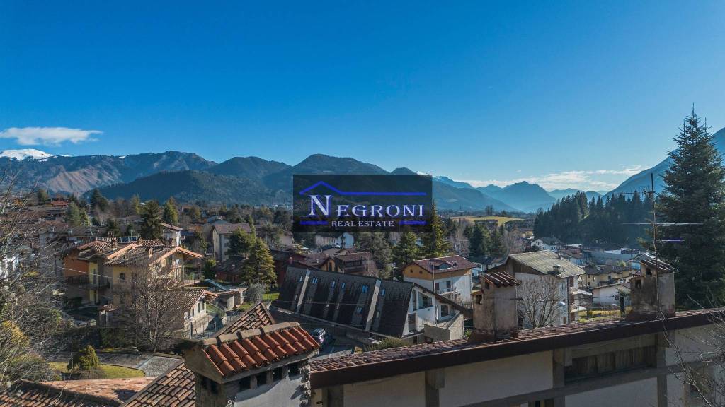 casa indipendente in vendita a Clusone in zona Fiorine