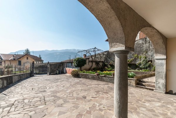 appartamento in vendita a Clusone in zona Fiorine