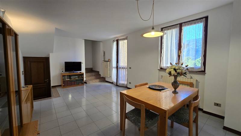 appartamento in vendita a Clusone in zona Fiorine