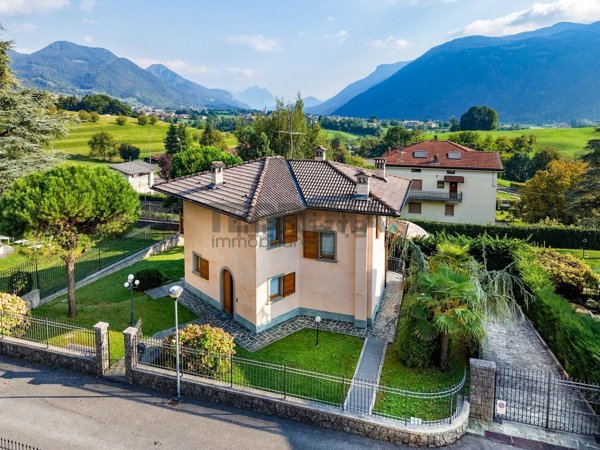 casa indipendente in vendita a Clusone in zona Fiorine