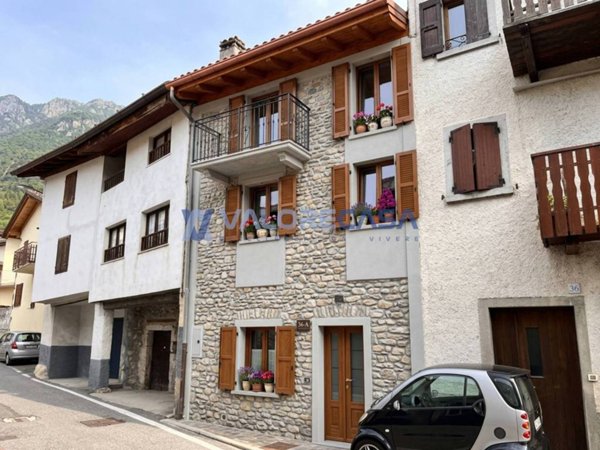 casa indipendente in vendita a Clusone in zona Fiorine