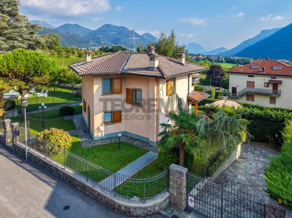 casa indipendente in vendita a Clusone in zona Fiorine