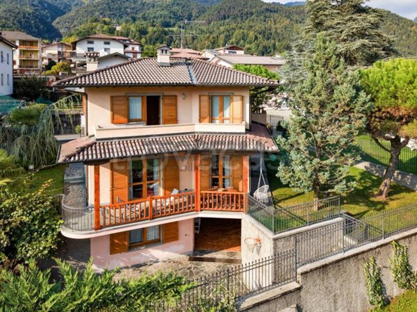 casa indipendente in vendita a Clusone in zona Fiorine