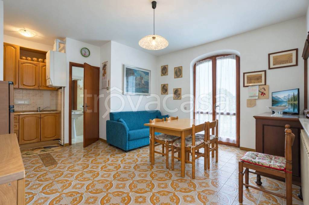 appartamento in vendita a Clusone in zona Fiorine