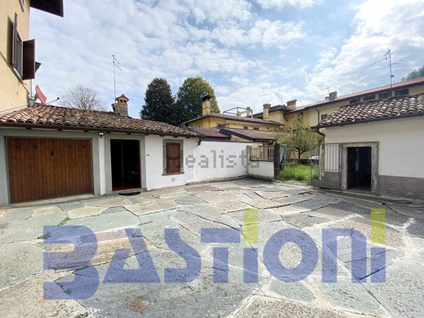 appartamento in vendita a Clusone in zona Fiorine