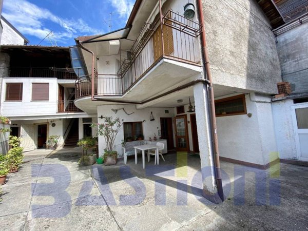 casa indipendente in vendita a Clusone in zona Fiorine