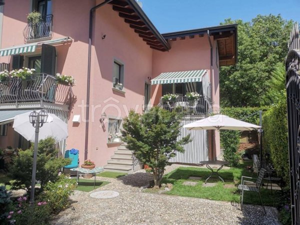 casa indipendente in vendita a Clusone in zona Fiorine
