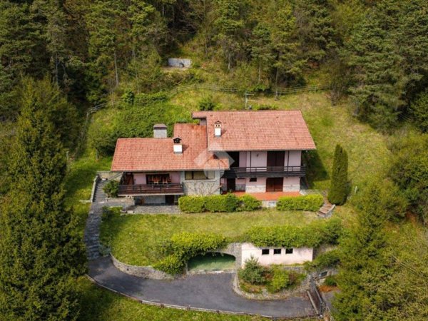 casa indipendente in vendita a Clusone in zona Fiorine