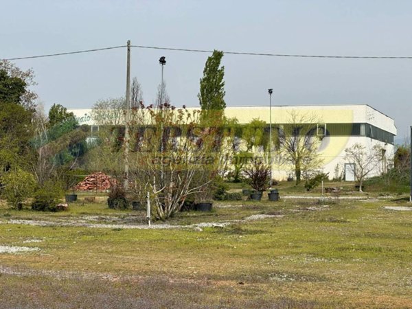 locale commerciale in vendita a Cologno al Serio