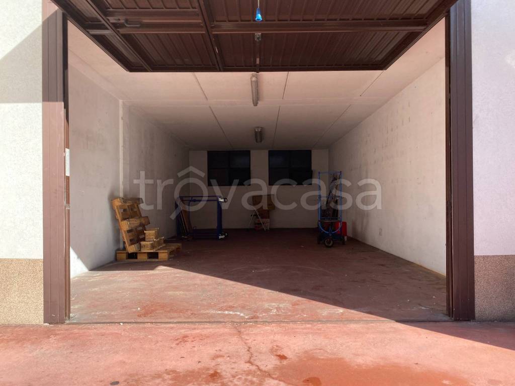 locale di sgombero in vendita a Cologno al Serio