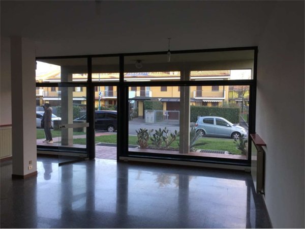 negozio in vendita a Cologno al Serio