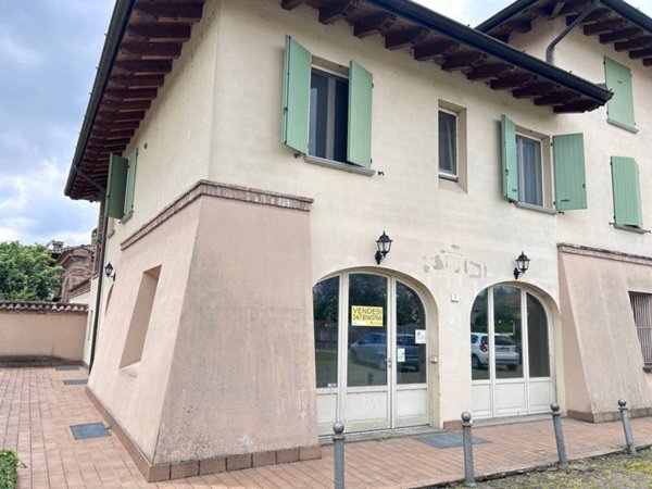 negozio in vendita a Cologno al Serio in zona Castel Liteggio