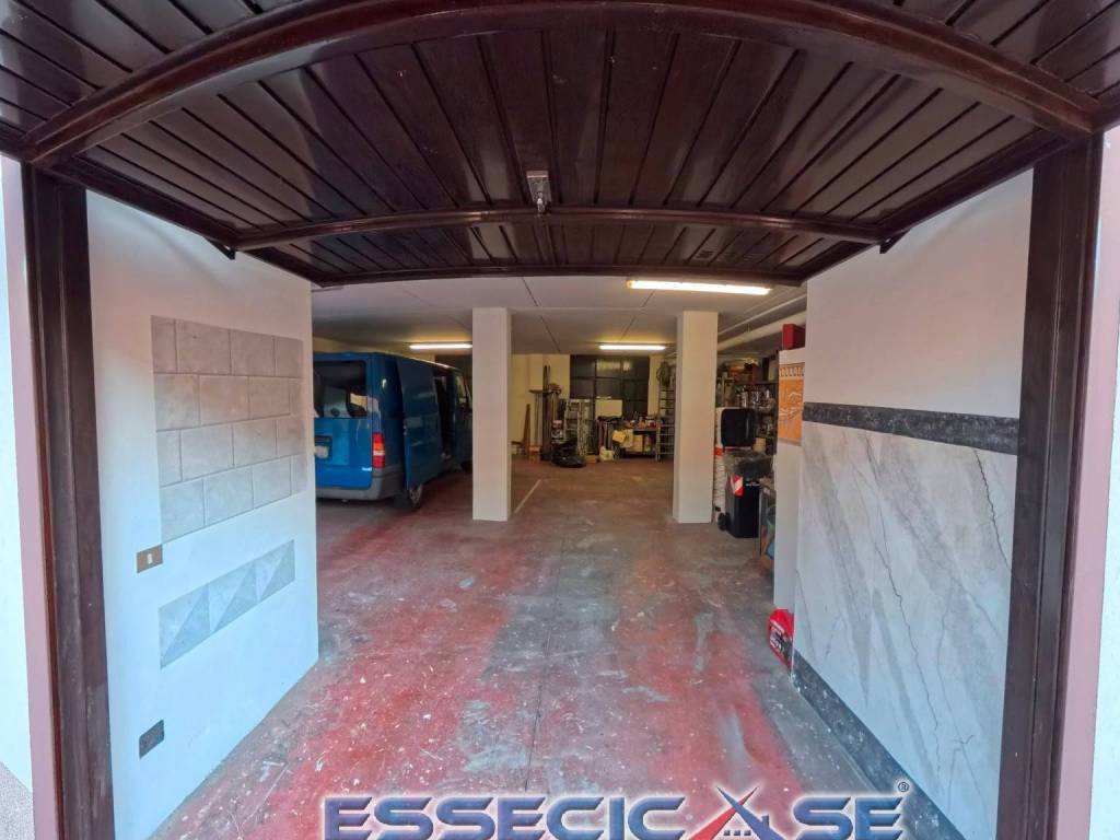 locale commerciale in vendita a Cologno al Serio