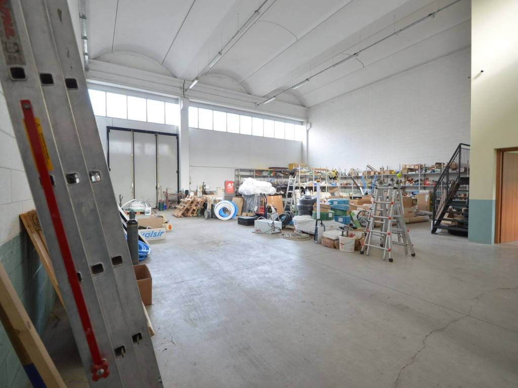 locale commerciale in vendita a Comun Nuovo
