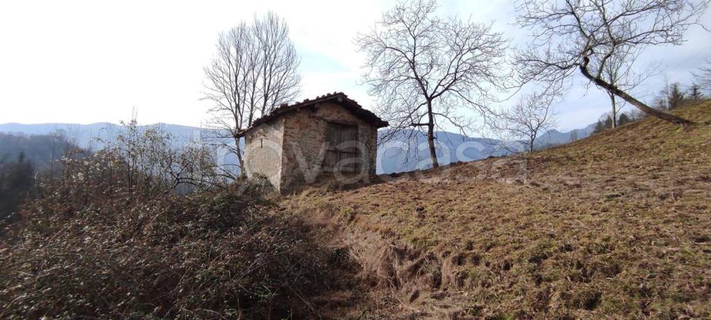 locale commerciale in vendita a Corna Imagna
