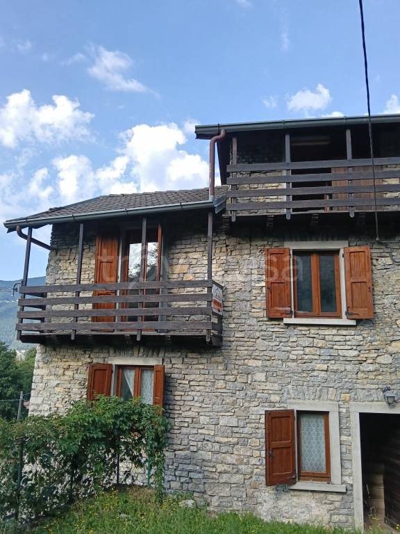 casa indipendente in vendita a Corna Imagna
