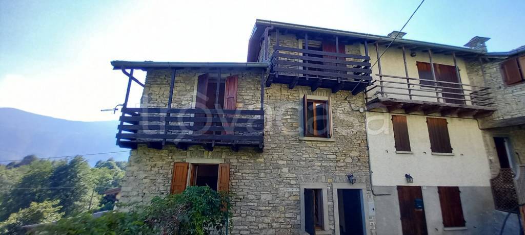casa indipendente in vendita a Corna Imagna
