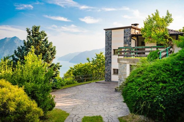casa indipendente in vendita a Costa Volpino in zona Volpino