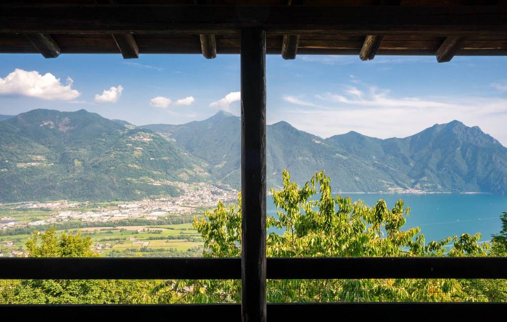 casa indipendente in vendita a Costa Volpino in zona Flaccanico