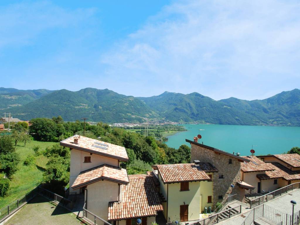 appartamento in vendita a Costa Volpino