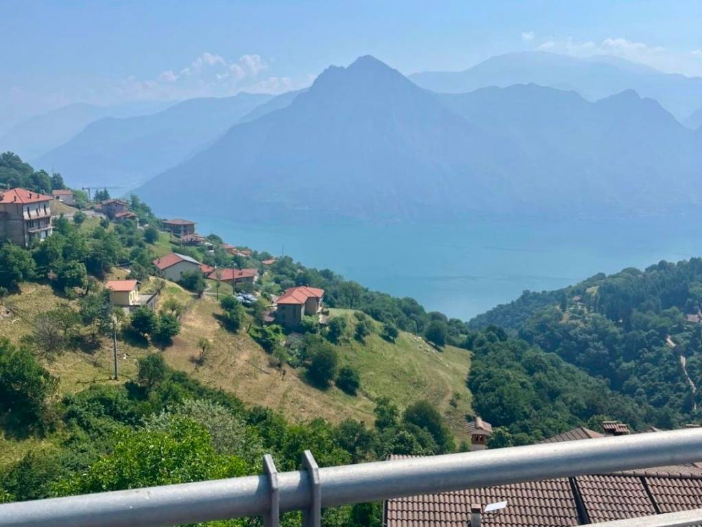 appartamento in vendita a Costa Volpino in zona Ceratello