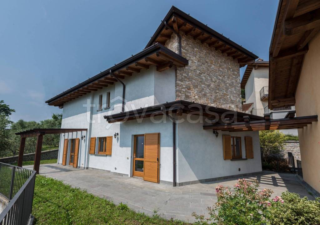 casa indipendente in vendita a Costa Volpino