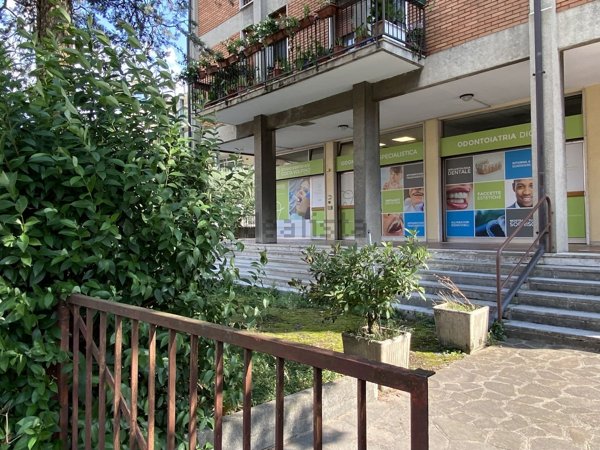 locale commerciale in vendita a Costa Volpino