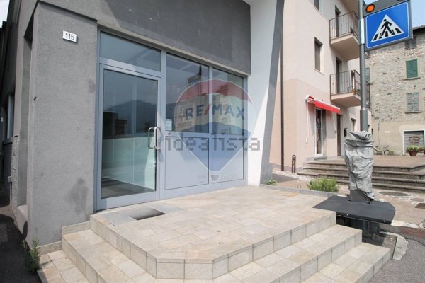 locale commerciale in vendita a Costa Volpino