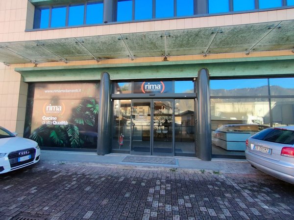 negozio in vendita a Costa Volpino