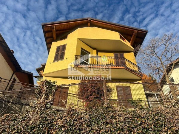 pentavano in vendita a Costa Volpino in zona Ceratello