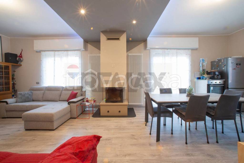 casa indipendente in vendita a Costa Volpino