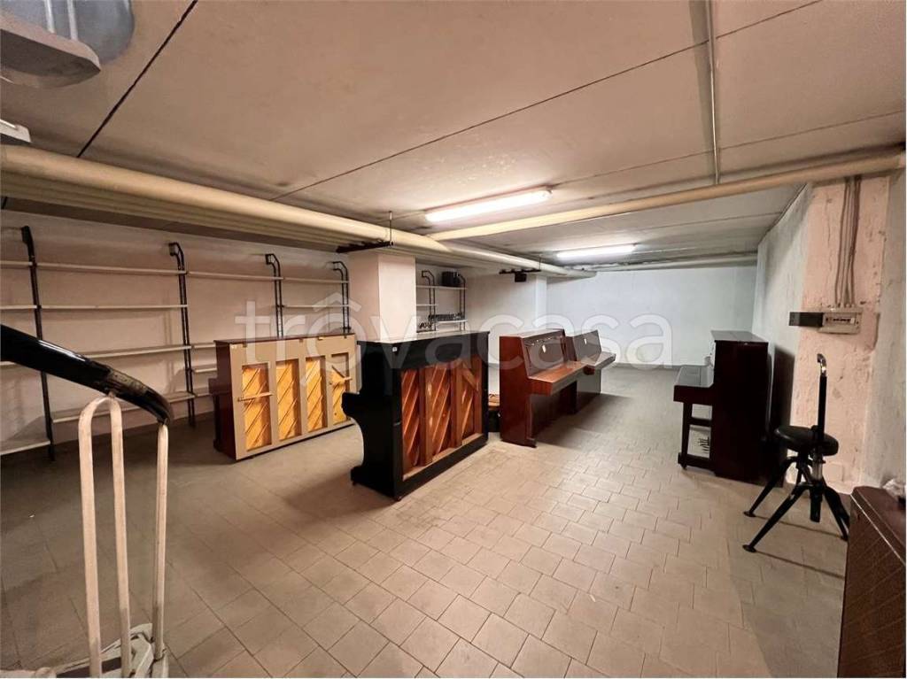 locale di sgombero in vendita a Costa Volpino