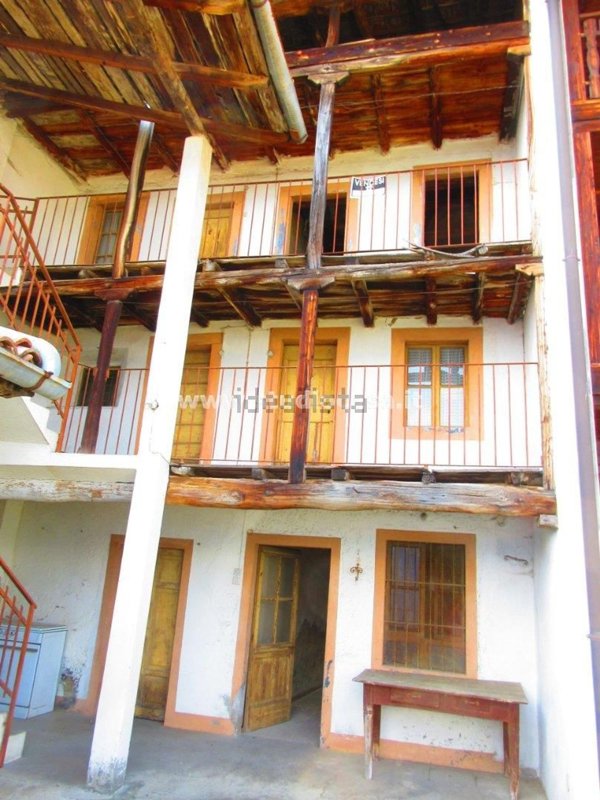 pentavano in vendita a Costa Volpino in zona Flaccanico