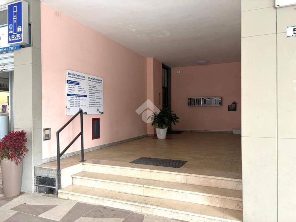 ufficio in vendita a Costa Volpino