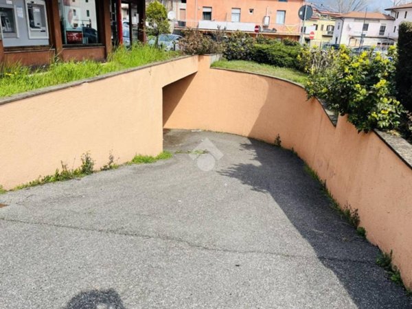 locale commerciale in vendita a Costa Volpino