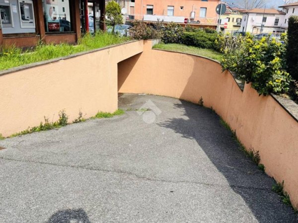 locale commerciale in vendita a Costa Volpino