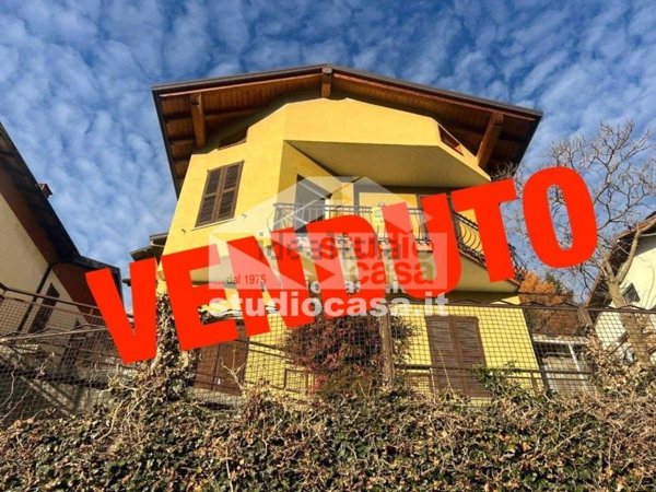 pentavano in vendita a Costa Volpino in zona Ceratello