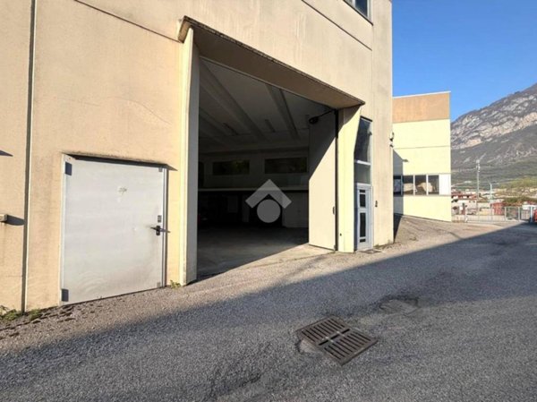 locale commerciale in vendita a Costa Volpino