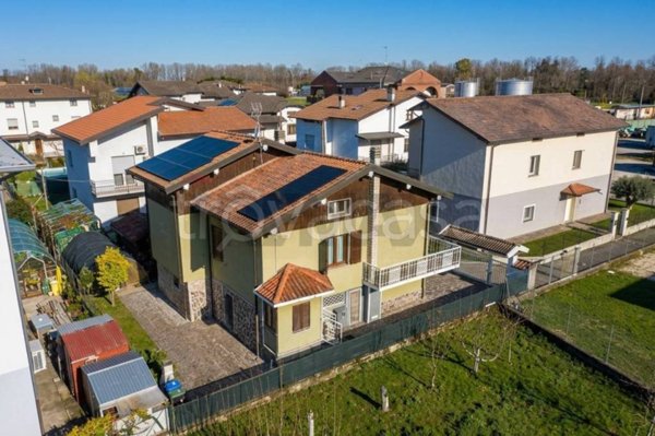 casa indipendente in vendita a Costa Volpino